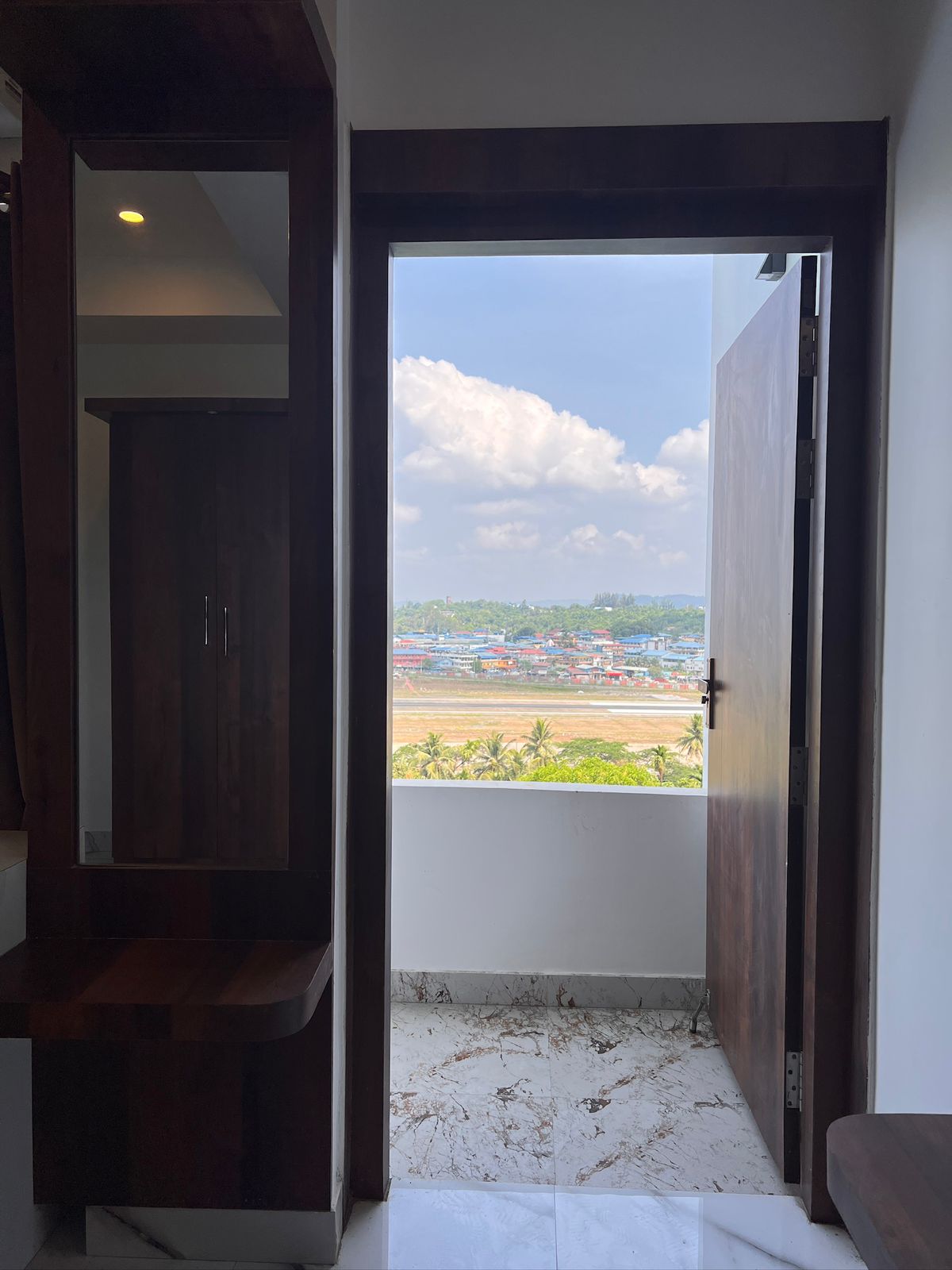 Deluxe Runway View Room